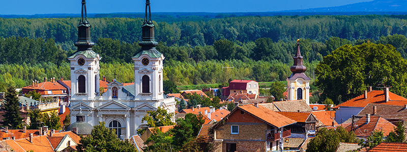 Hustak och torn i gamla stan i Sremski Karlovci, resa till Serbien.